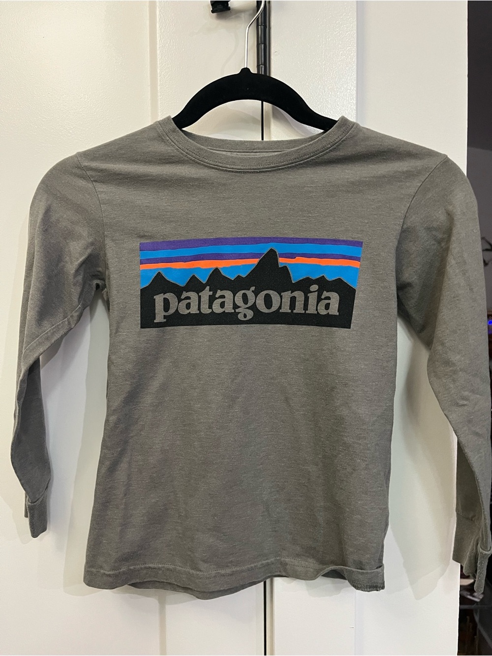 Patagonia Gray Long-Sleeve Kids Tee with Multicolor Logo XS 5-6 some spots shown